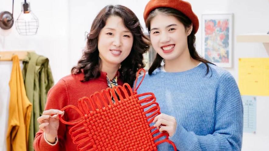 王濛|38岁王濛妈妈罕见露面，母女太像了！24岁张雨霏妈妈也露面，神似姐妹