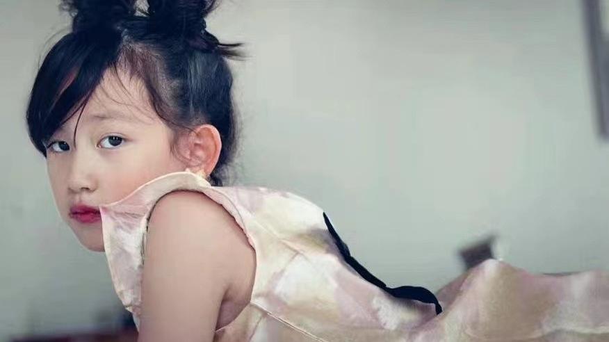 黄磊|黄磊小女儿五官太像爸了！涂大红唇穿旗袍，比姐姐显成熟哪像8岁