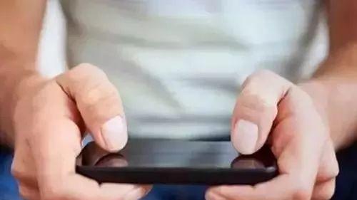 老年病|上厕所再也不敢玩手机了！