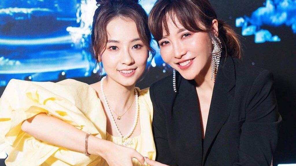 |香港星梦一姐，靠爸爸经济支持，熬到今日地位，家境超优渥