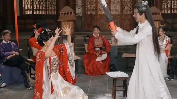 张雨绮|节目中，张雨绮指着华晨宇控诉道：这个圈都是这么混的吗？这个男人太狠毒了