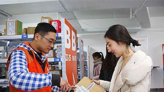 |“电商”环境下，地摊经济如今发展较好，实体店会迎“转机”吗？