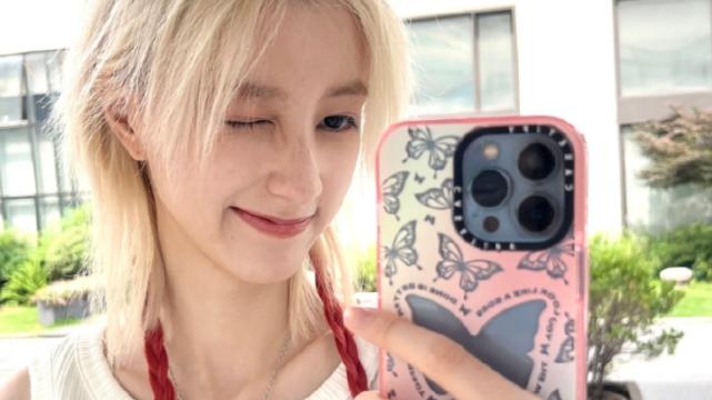 华晨宇|华晨宇王悦伊暗戳戳秀恩爱，两人使用情侣款手机壳，还戴情侣项链