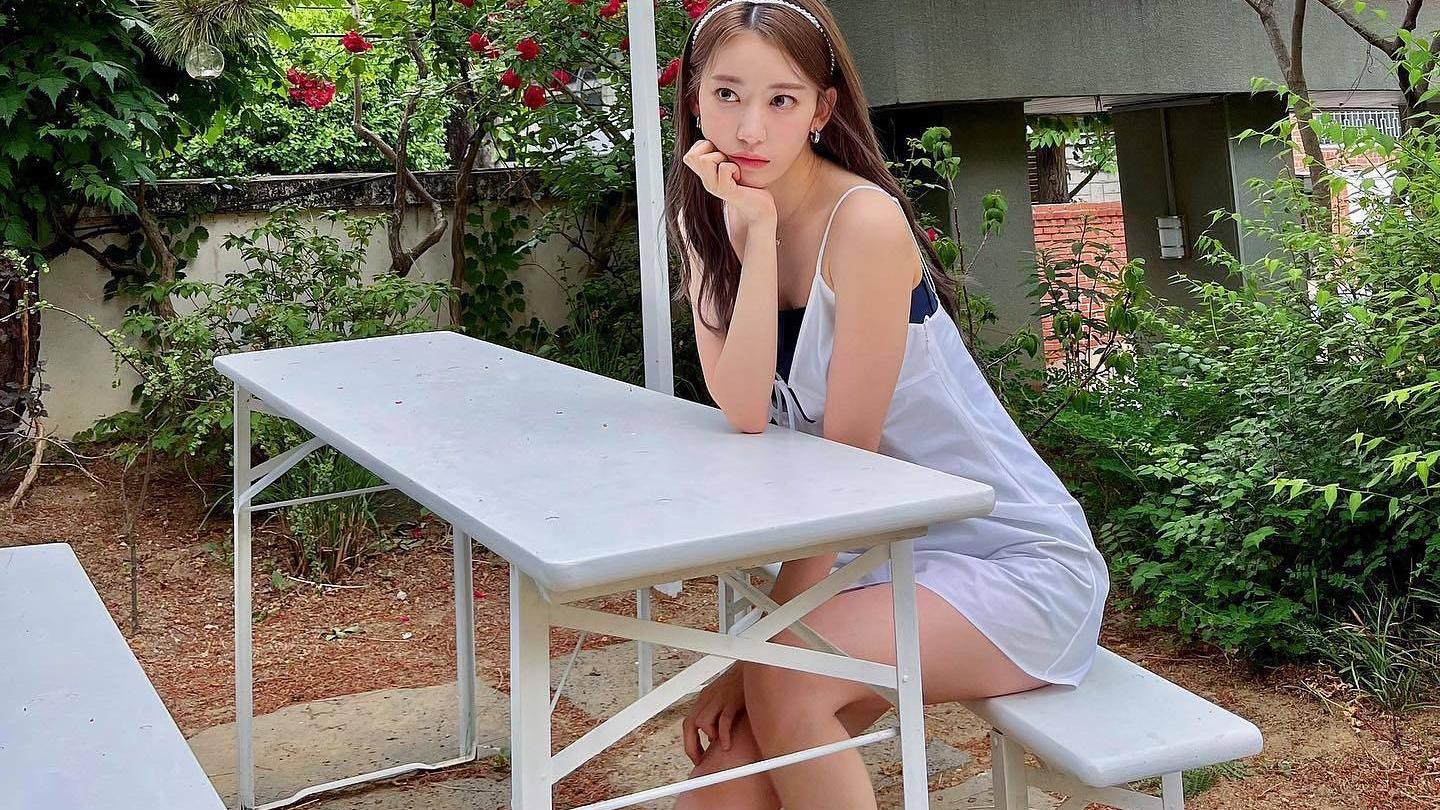 花仙子|宫胁咲良晒近照，纯真白裙，宛如花仙子一般，令人羡慕的苗条身材