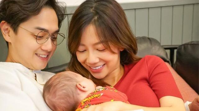 何雁诗|TVB小生郑俊弘与妻子何雁诗带着满月的儿子出去散步