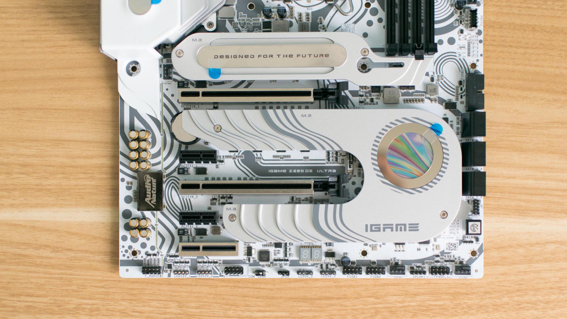 主板|主板中的美战神，漂亮白色主机首选，七彩虹这款690主板美透了