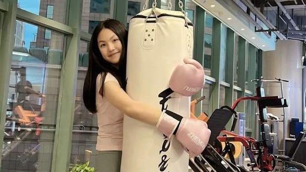 王诗龄|王诗龄健身房打拳击，怀抱沙袋笑容甜美，近照瘦到认不出