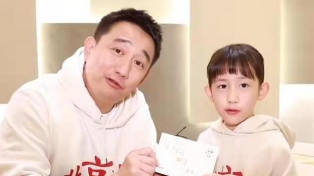 黄磊 黄磊首次带小女儿出镜，9岁女儿彻底长虎像男生，父女共用一张脸