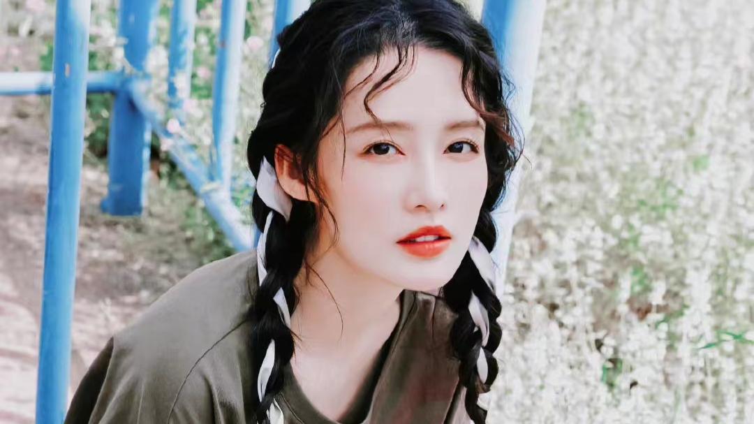 迪丽热巴|李沁咖啡色印花T恤配红色短裤，化身滑板少女，清爽舒适运动感十足