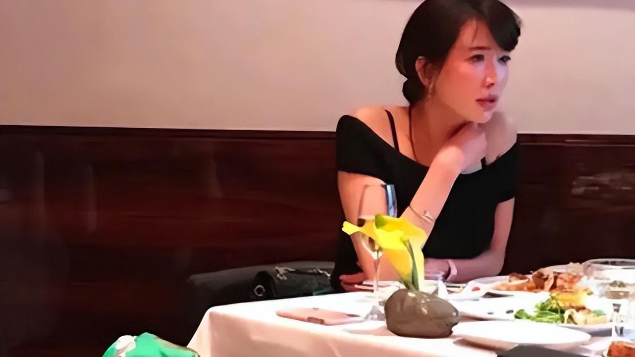 林志玲|47岁林志玲产后大变样，穿一字肩身材显富态，戴9万手镯勒出赘肉