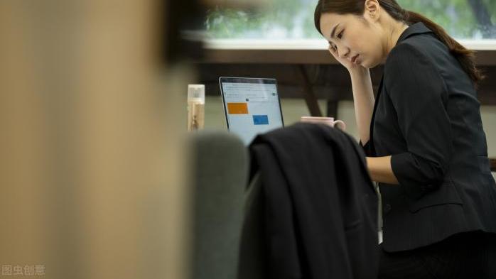 案件通报|女员工偷项链被经理抓住，求放过并发生关系后，两人涉嫌什么罪？