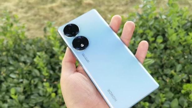 荣耀|价格2699元，荣耀70手机值得买吗？看完配置和用户评价就知道了