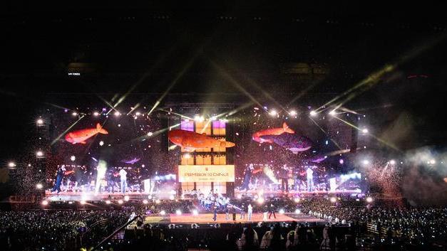 防弹少年团|HYBE邀请100多名记者去看BTS演唱会，花销全免，韩流网友破防了