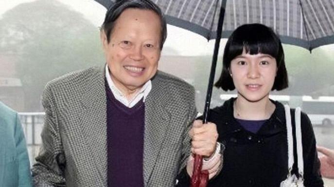 杨振宁|杨振宁夫妇甜蜜出行，穿“情侣毛衣”十指紧扣，差54岁的爱情真香