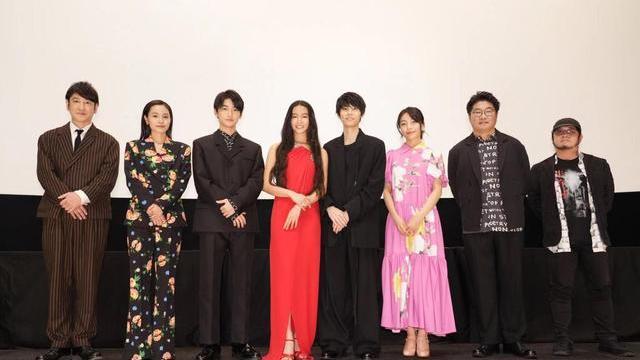 王菊|19岁木村光希一袭鲜红开叉礼服亮相，露肩设计秀天鹅颈，泪洒现场