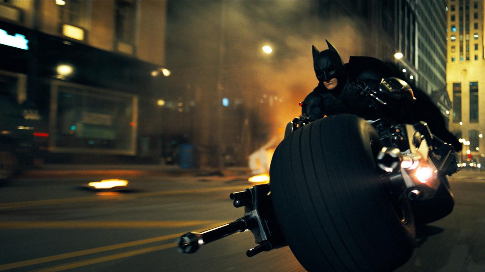 新蝙蝠侠|《新蝙蝠侠》最帅场面！蝙蝠侠企鹅人追逐原地封神，碾压过往蝙蝠车