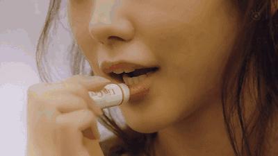 水果 涂口红时千万别用“啵”一下，教你加多一步，就能不沾杯不掉色