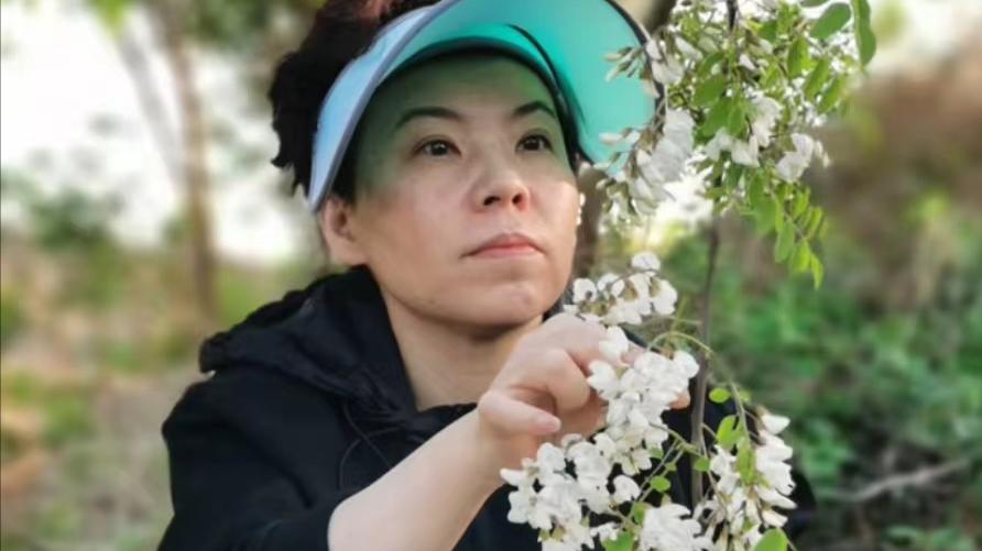 |接地气！邓亚萍母子摘槐花包饺子，儿子成男子汉，拍照合影很温馨