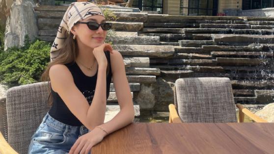 |爱了！谷爱凌晒最新演讲视频，银色长裙显女王范，用中文发言太赞