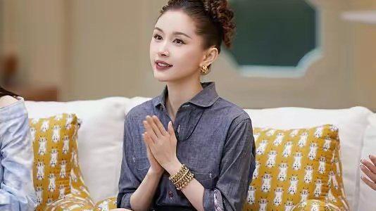 护肤品 王子文“衬衫”造型挺时髦的，唯独败在了发型上，奶奶头好显老