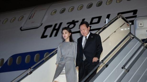 被韩国第一夫人美到了！穿灰色大衣秀出天鹅颈，真看不出已经50岁