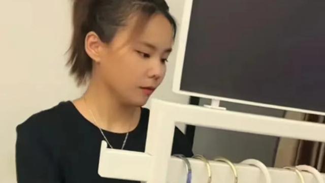 带货|熊磊一木再合体，黑色休闲装亮相直播带货，带病坚持引热议