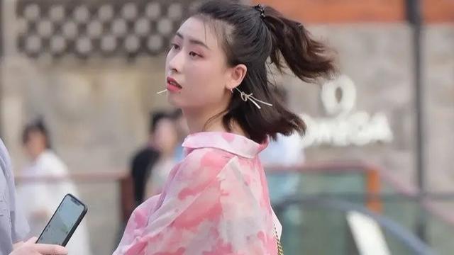 粉色 太惊艳！单凭“粉色+黑色”，背影甜美正面性感，穿出万种风情