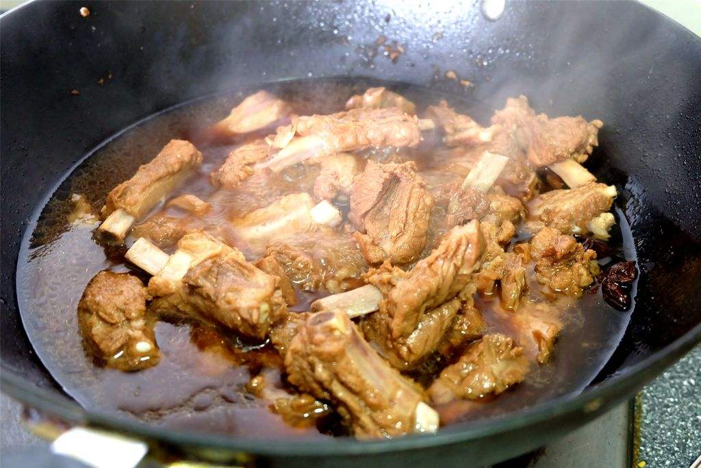 排骨|过年时，排骨别直接炖了，教你生炒排骨做法，端上桌都夸你是大厨