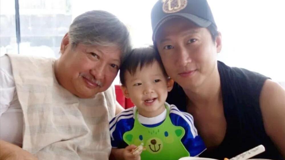 洪金宝|年迈的洪金宝对孙子百般宠爱，他的儿子洪天明直言万般滋味在心头