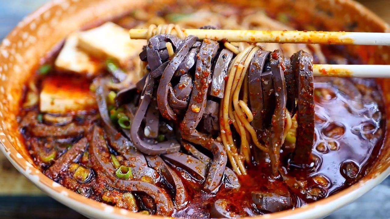 土豆|一碗荞面饸饹，可凉、可热、可荤、可素，萦绕舌尖!