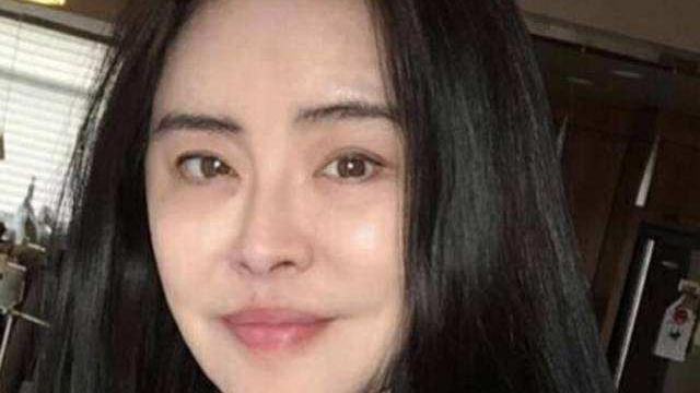 王祖贤|55岁王祖贤拜佛被偶遇，双手合十表情虔诚，被吐槽颜值暴跌似路人