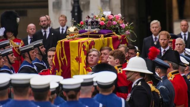 英国送别世纪女王，前无古人国葬规格，却敲响君主制最后的丧钟？