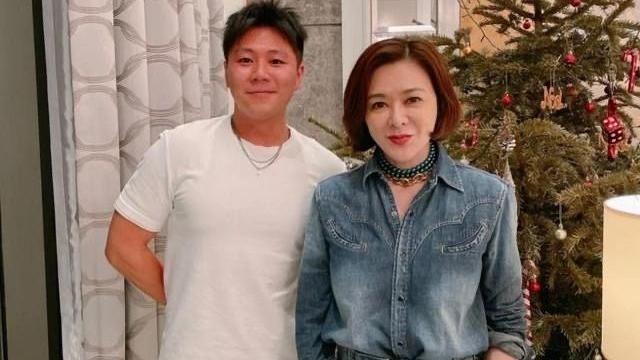 牛仔 关之琳越穿越年轻，牛仔衣里挂大金链子，配酒红色短发又美又飒