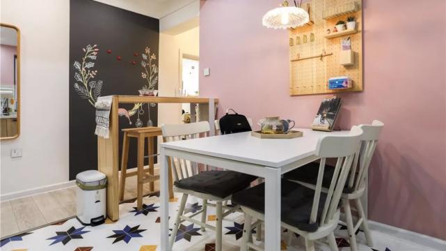 60平北欧风装修设计，玄关走廊和餐厨之间还有吧台和小黑板