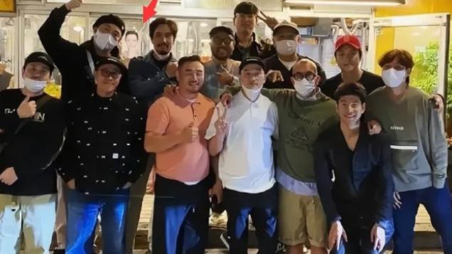 具俊晔|具俊晔回韩国聚餐，好友暗示具俊晔“未来规划”，墙上照片成亮点