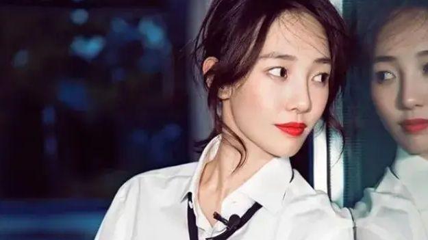 白百何|白百何一家五口出游，同行男子抱孩子，白百何跟紧跟在旁，好贴心