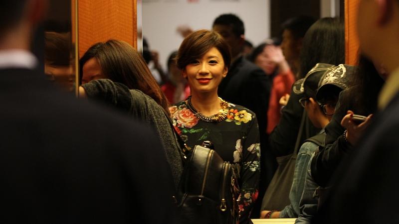 单依纯|贾静雯30周年同学聚会，同学都像大妈了，贾静雯还像少女，真是从小美到大！