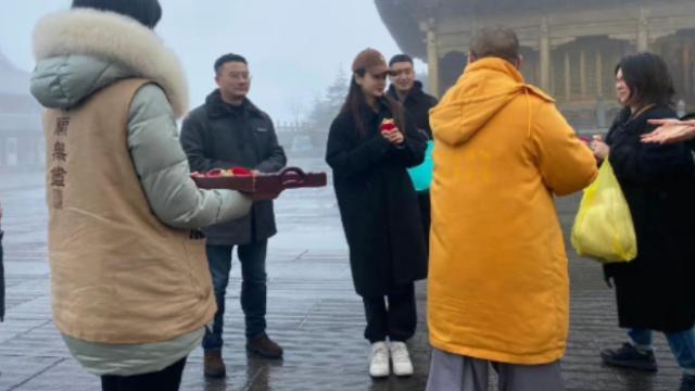 Angelababy|偶遇baby现身峨眉山，因没化妆拒绝粉丝合影，拿福袋祈福求事业