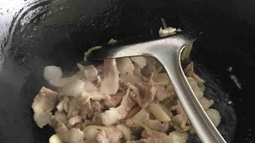 河南|河南大哥在家请客吃饭，网友吐槽吃得太寒酸，朋友却回怼：不识货