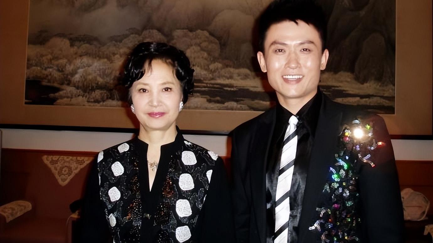 更年期 “86版白骨精”杨春霞：不扮嫩的优雅穿搭很实用，到老都有气质