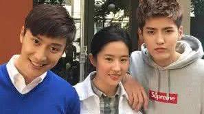 刘亦菲|有一种自拍叫刘亦菲在别人手机里，图1忍了，看到图4我吃醋！