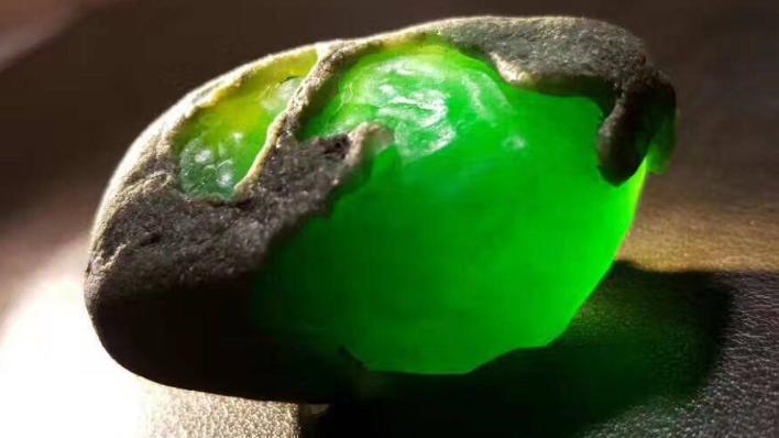 翡翠|店家这几句忽悠话，一定不要相信，否则买翡翠原石坑的是自己！