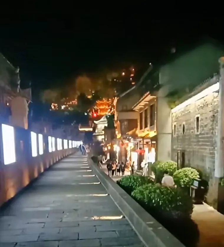 凤凰古城|湖南凤凰古城出现退租潮，大量的民宿店铺关门，关门的店铺将近三分之一