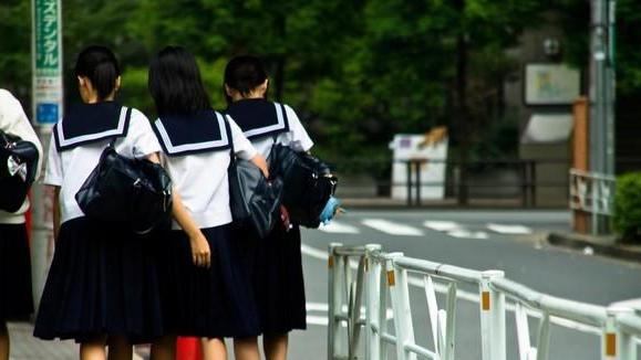 苹果 日本学校禁止女生扎马尾辫，老师给出奇葩理由：男生看到后颈会兴奋？