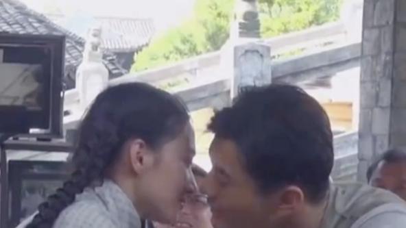 吻戏|嘴巴都快亲肿了吻戏还没过？黄晓明很无奈，导演急地抱住女演员演示