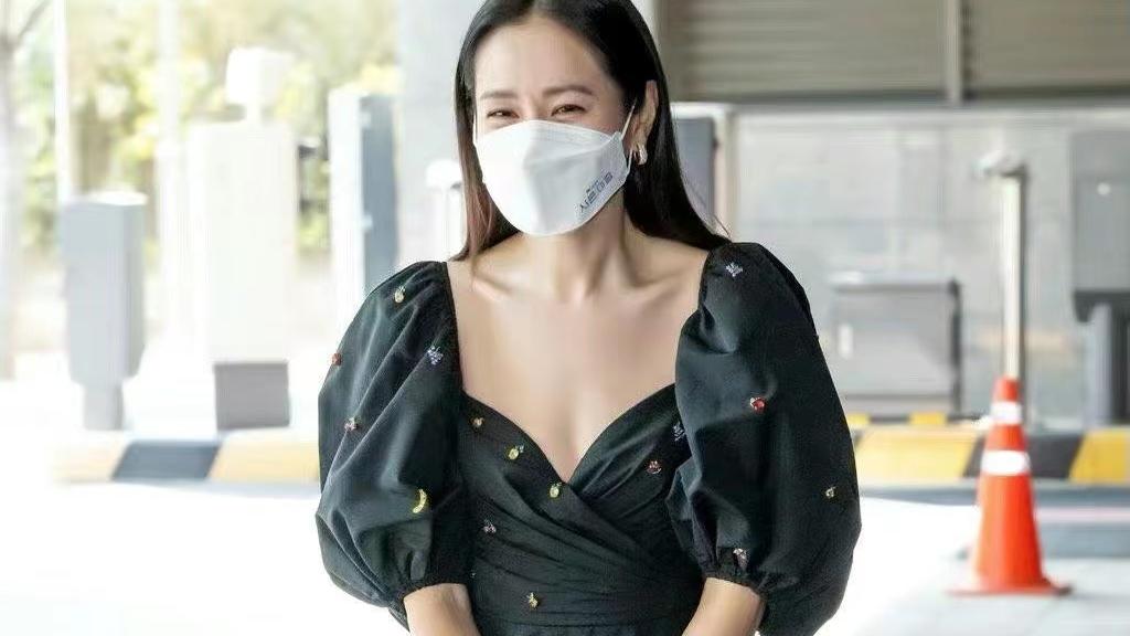 林志玲|玄彬孙艺珍现身酒会！玄彬全程为孙艺珍挡酒超爷们，侧颜帅的舔屏