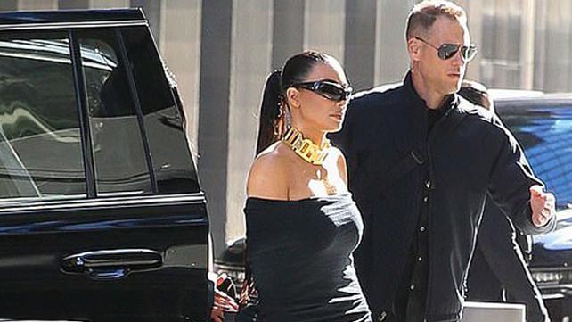 金·卡戴珊|41岁卡戴珊够拉风，大街上，黑衣保镖开路，小13岁男友笑容灿烂