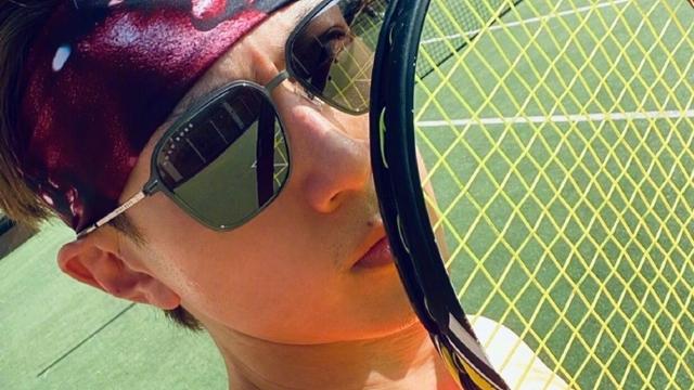 吴尊|42岁吴尊打网球晒伤，背部长水泡肤色差明显，自嘲英雄变狗熊