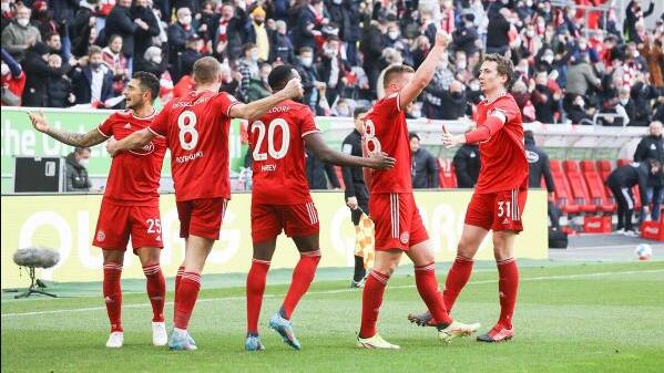 沙尔克04|9分钟丢2球，遭2-1逆转！德甲7冠王爆冷：输给倒数第3，新年首败