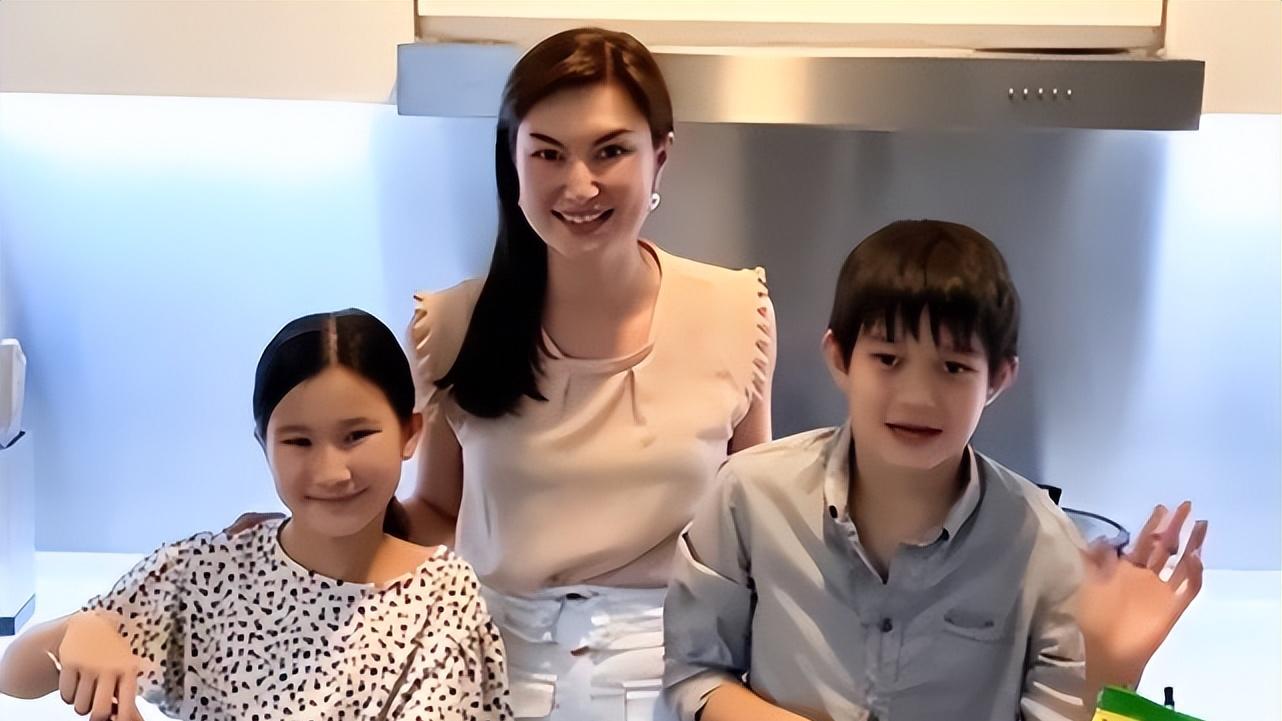 玉兰油|玉兰油女神近况曝光，女儿11岁了，和富豪老公离婚后开私房菜馆